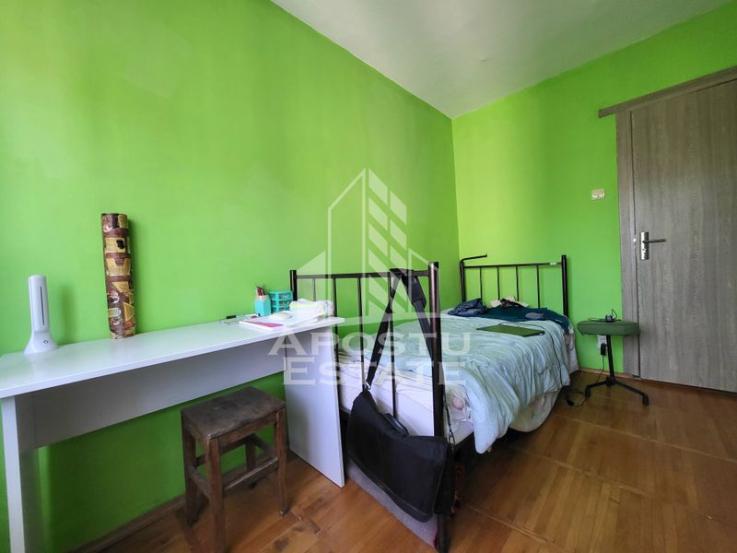 Apartament cu 3 camere, decomandat, zona Lipovei