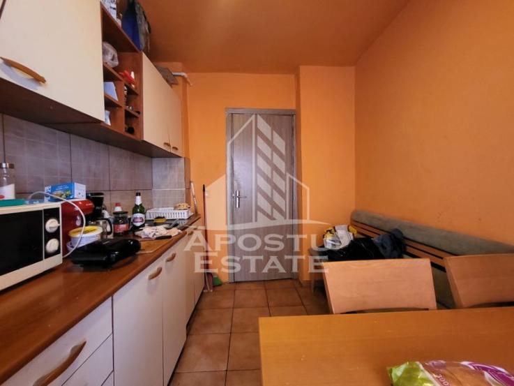 Apartament cu 3 camere, decomandat, zona Lipovei