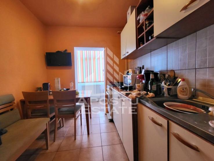 Apartament cu 3 camere, decomandat, zona Lipovei