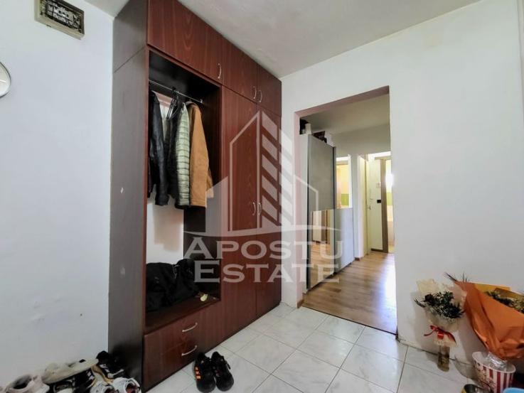 Apartament cu 3 camere, decomandat, zona Lipovei