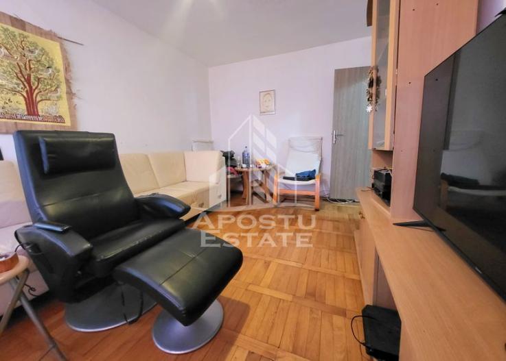 Apartament cu 3 camere, decomandat, zona Lipovei