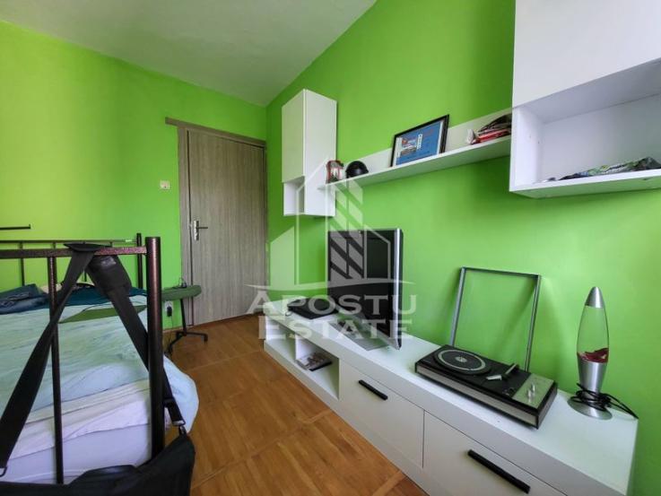 Apartament cu 3 camere, decomandat, zona Lipovei