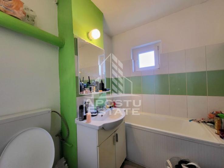 Apartament cu 3 camere, decomandat, zona Lipovei