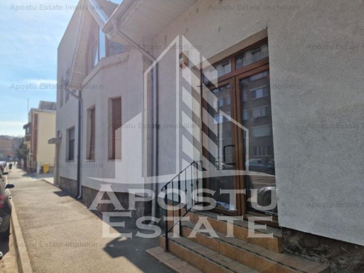 Casa individuala cu 4 apartamente si curte ,257 mpu ,zona Romanilor