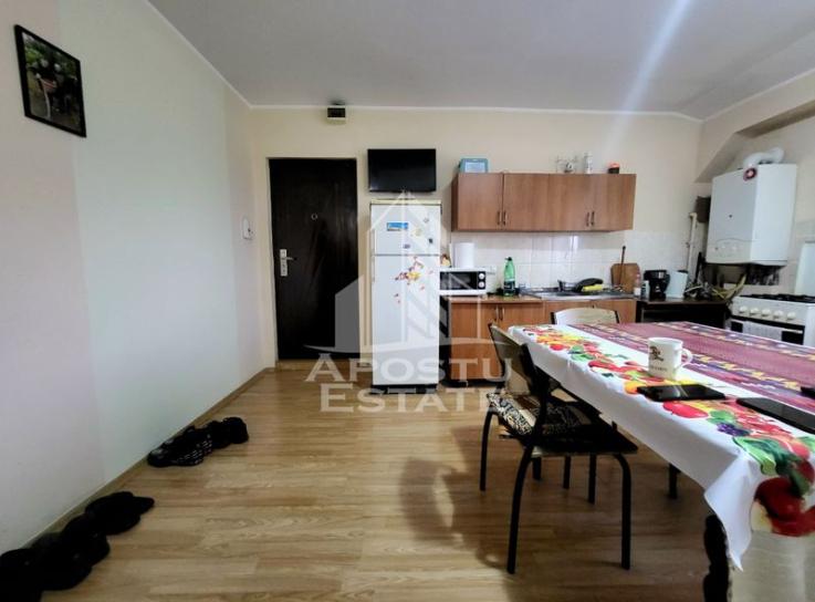 Apartament cu 3 camere, open-space, centrala proprie, zona Lipovei