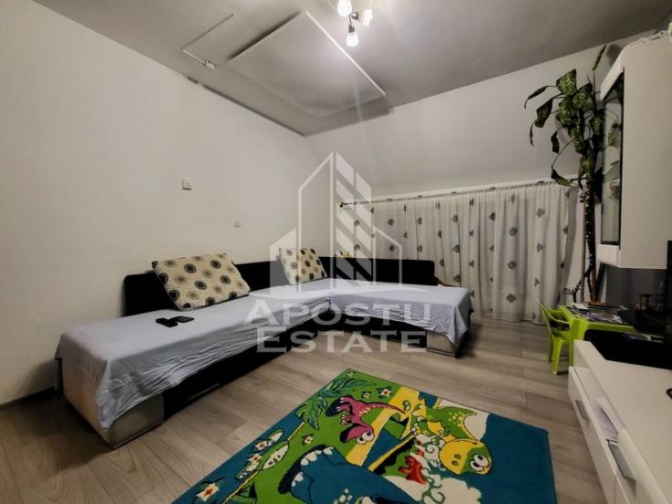 Apartament cu 3 camere, decomandat,  cu scara interioara, zona Lipovei