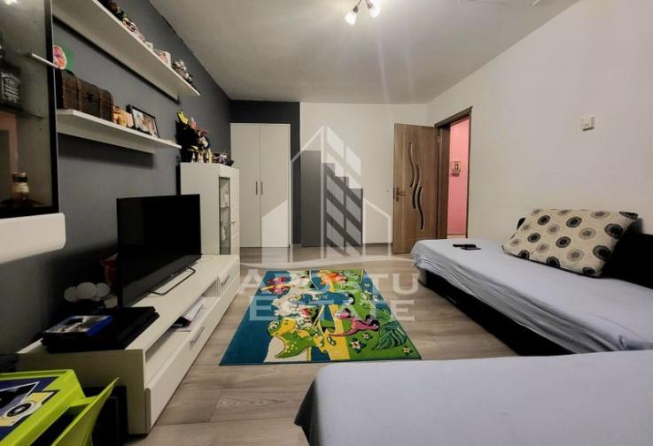 Apartament cu 3 camere, decomandat,  cu scara interioara, zona Lipovei