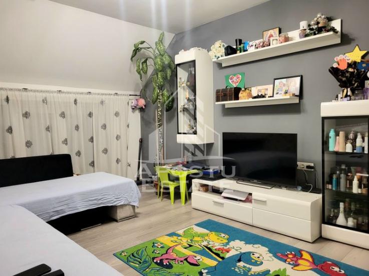 Apartament cu 3 camere, decomandat,  cu scara interioara, zona Lipovei