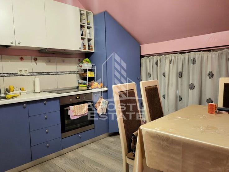 Apartament cu 3 camere, decomandat,  cu scara interioara, zona Lipovei