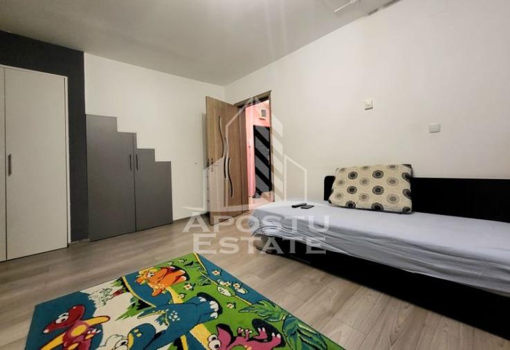 Apartament cu 3 camere, decomandat,  cu scara interioara, zona Lipovei