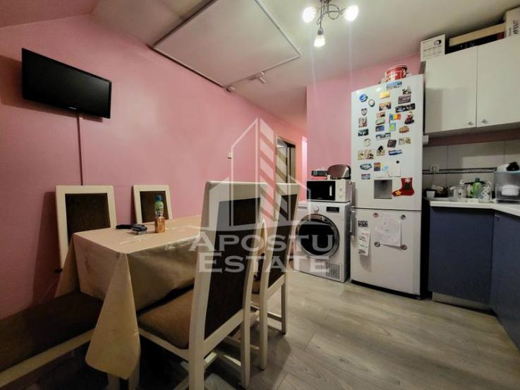 Apartament cu 3 camere, decomandat,  cu scara interioara, zona Lipovei