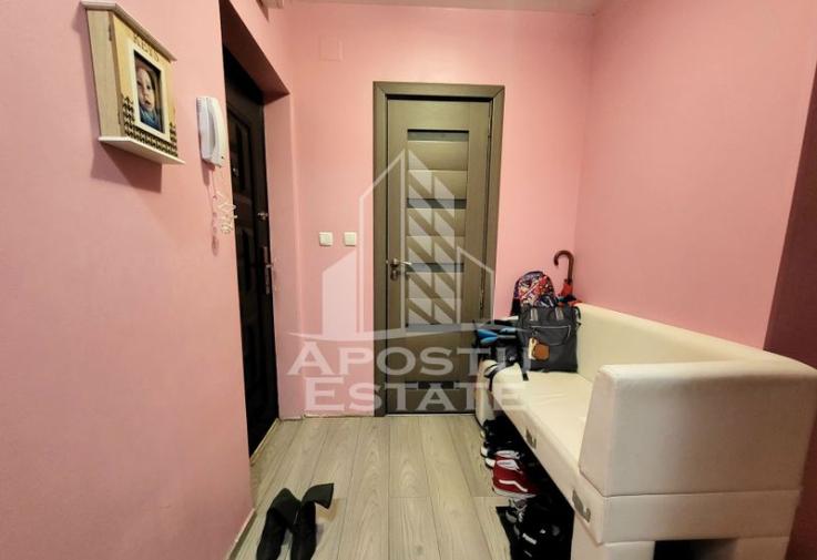 Apartament cu 3 camere, decomandat,  cu scara interioara, zona Lipovei