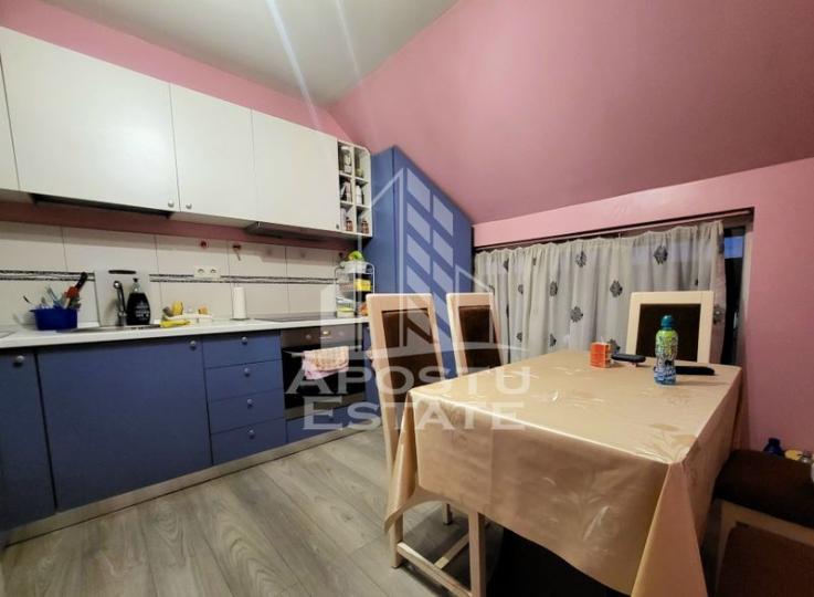 Apartament cu 3 camere, decomandat,  cu scara interioara, zona Lipovei