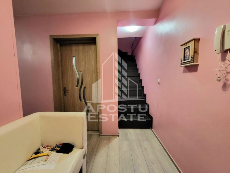 Apartament cu 3 camere, decomandat,  cu scara interioara, zona Lipovei