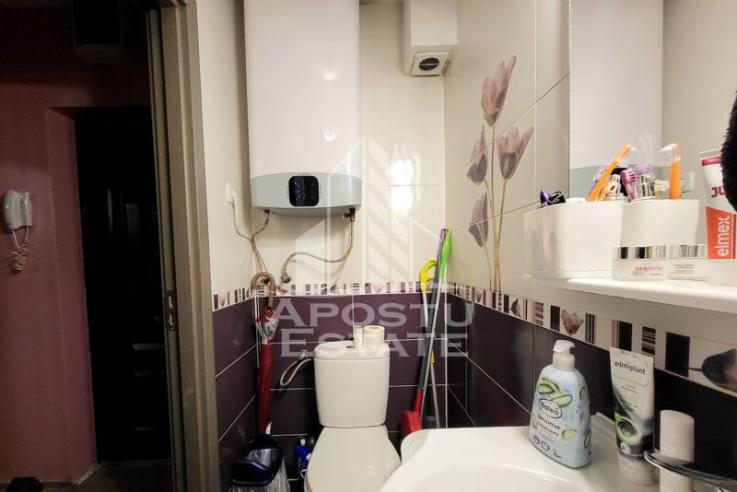 Apartament cu 3 camere, decomandat,  cu scara interioara, zona Lipovei