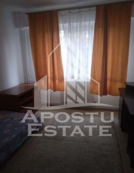 Apartament 4 camere,  2 bai, decomandat, Dacia