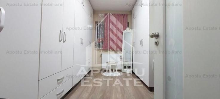 Apartament cu 4 camere,2 bai, centrala proprie, zona Micalaca