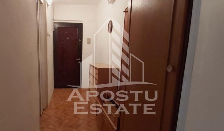 Apartament 2 camere,  semidecomandat,  zona romanilor