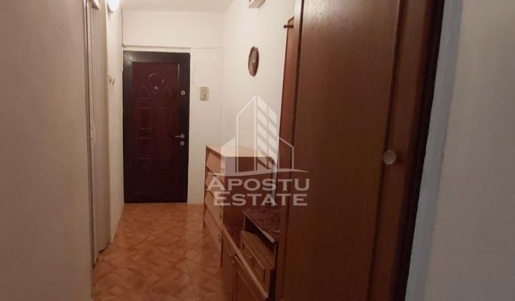 Apartament 2 camere,  semidecomandat,  zona romanilor