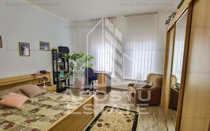 Casa cu 4 camere, , centrală proprie ,zona Parneava