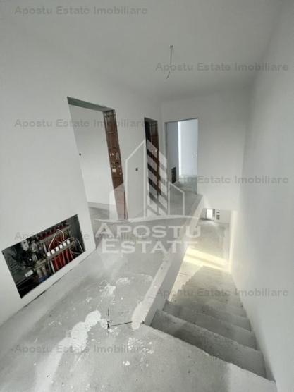 Duplex cu 4 camere, dressing si 3 bai. Toate utilitatile, la asfalt.