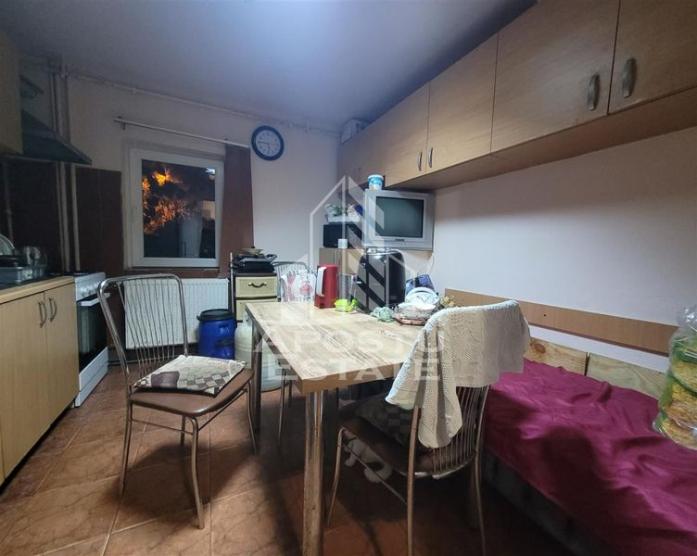 Apartament cu 3 camere, 2 bai, centrala proprie, zona Bucovina