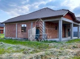 Casa la rosu cu 4 camere teren 600 mp in Zimandu Nou