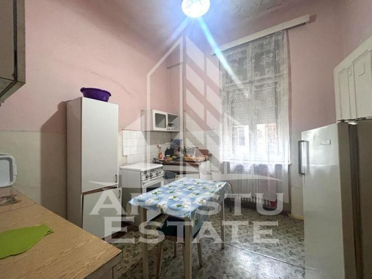 Apartament 3 camere in cladire istorica, situat in zona Ultracentrala.