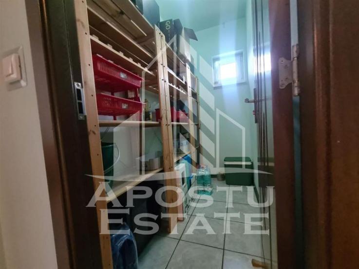 Casa, 4 camere,  3 locuri de parcare, zona Sagului