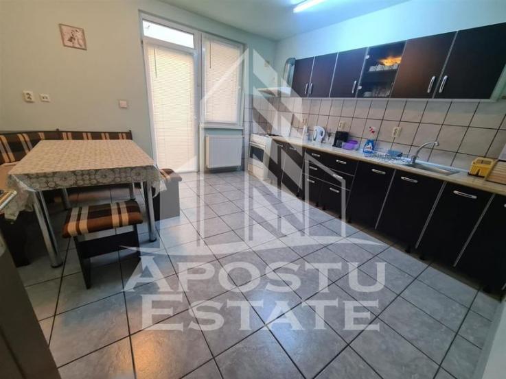 Casa, 4 camere,  3 locuri de parcare, zona Sagului