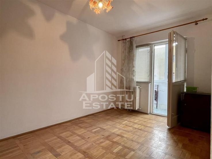 Apartament trei camere decomandat etaj intermediar