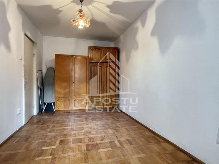 Apartament trei camere decomandat etaj intermediar