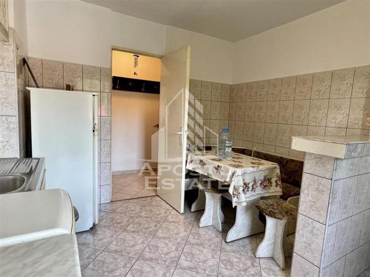 Apartament trei camere decomandat etaj intermediar