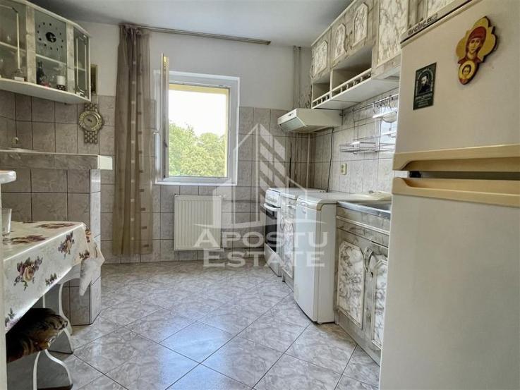 Apartament trei camere decomandat etaj intermediar