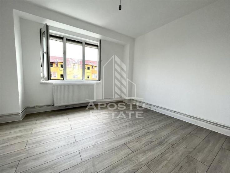 Apartament cu 4 camere complet renovat situat in zona Dambovita