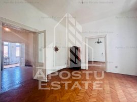 Apartament 4 camere, garaj pentru depozitare in zona Centrala