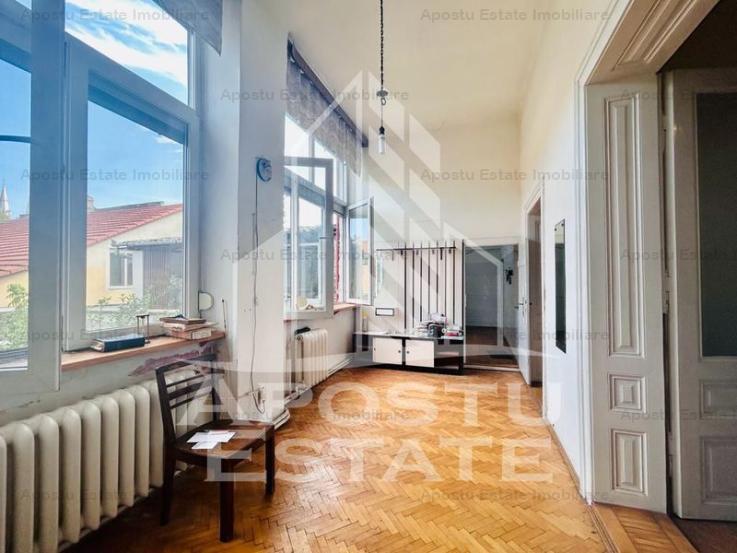 Apartament 4 camere, garaj pentru depozitare in zona Centrala