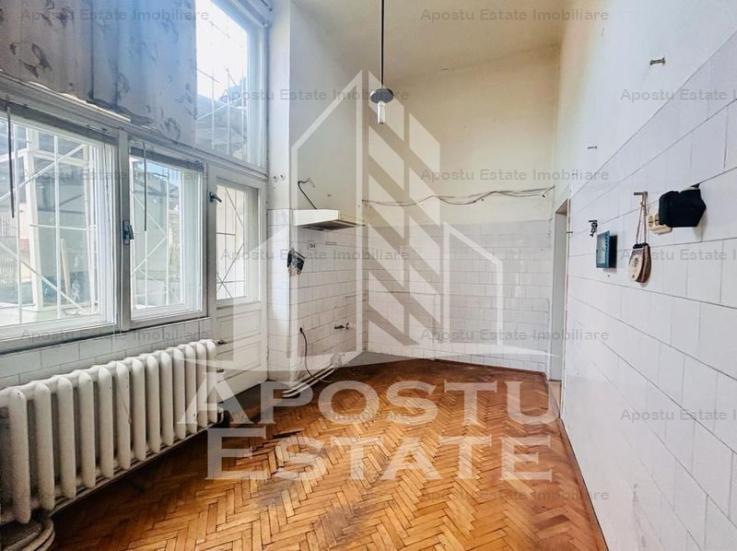 Apartament 4 camere, garaj pentru depozitare in zona Centrala