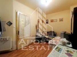 Apartament cu 2 camere, decomandate, centrala proprie in Piata Unirii.