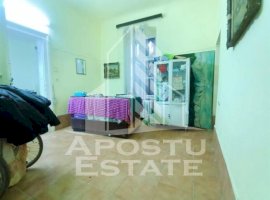 Apartament cu 4 camere, la parter, cu 2 fronturi stradale.