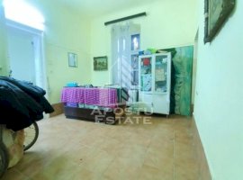 Apartament cu 4 camere, la parter, cu 2 fronturi stradale.