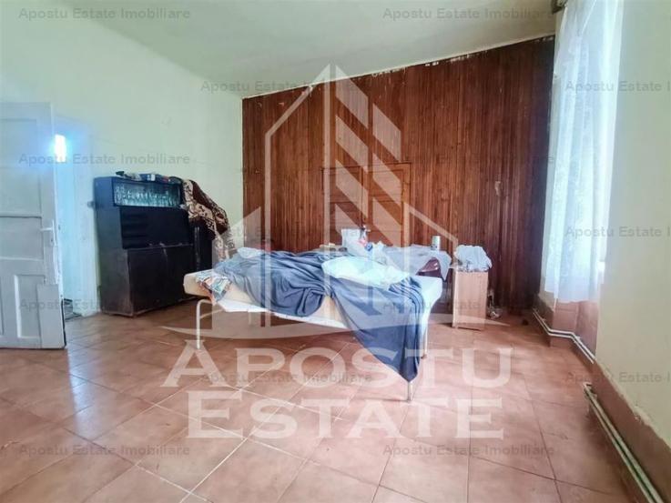 Apartament cu 4 camere, la parter, cu 2 fronturi stradale.