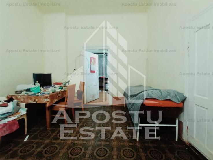 Apartament cu 4 camere, la parter, cu 2 fronturi stradale.