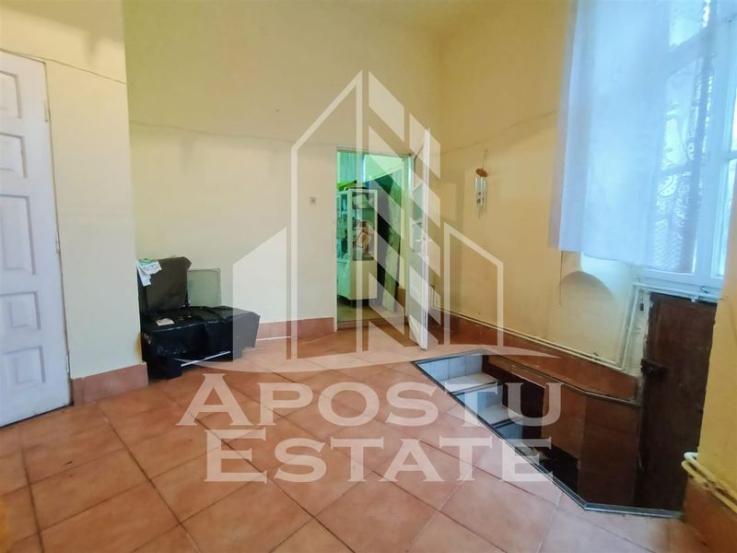 Apartament cu 4 camere, la parter, cu 2 fronturi stradale.