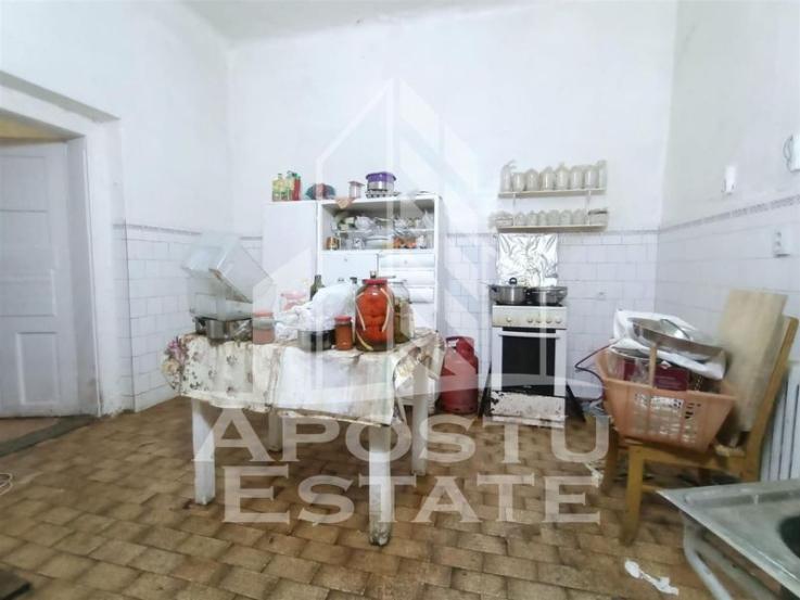 Apartament cu 4 camere, la parter, cu 2 fronturi stradale.