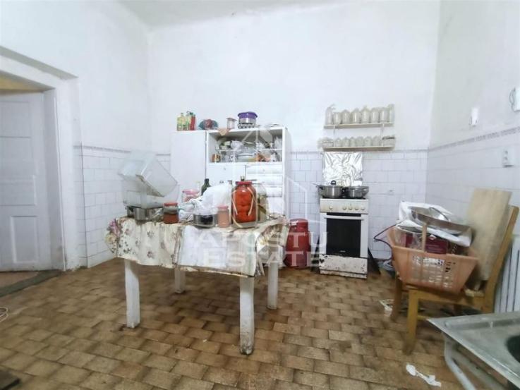 Apartament cu 4 camere, la parter, cu 2 fronturi stradale.