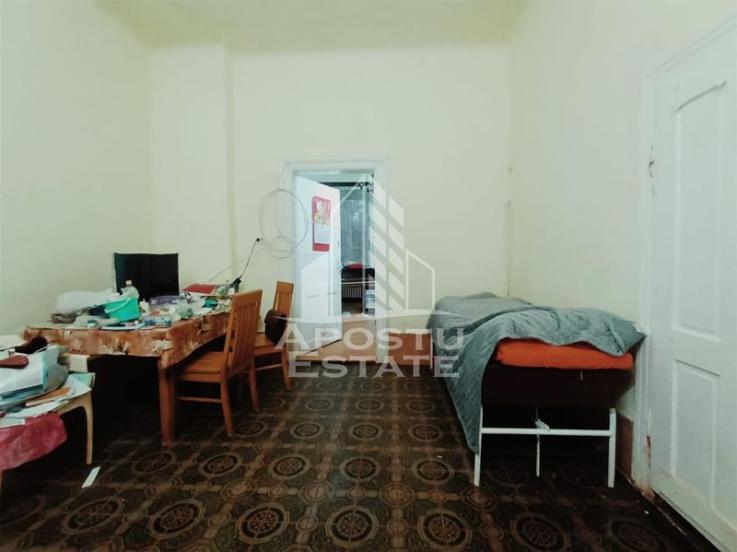 Apartament cu 4 camere, la parter, cu 2 fronturi stradale.