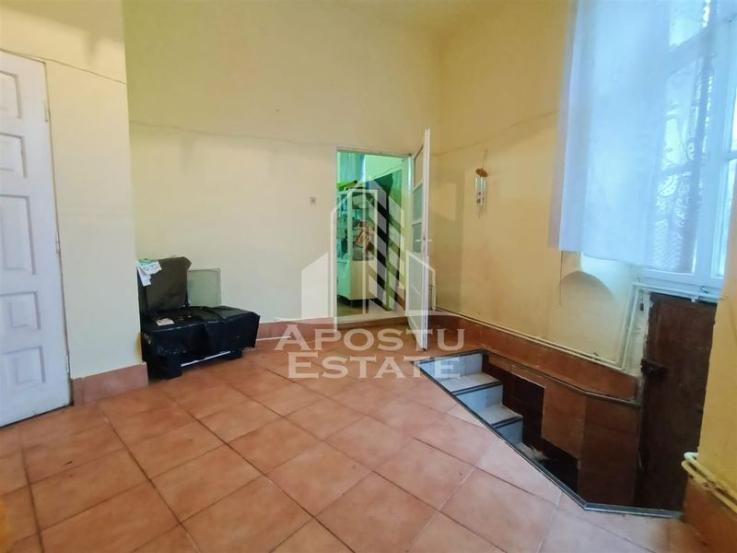 Apartament cu 4 camere, la parter, cu 2 fronturi stradale.