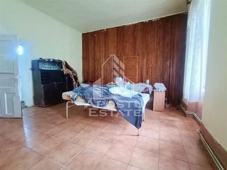 Apartament cu 4 camere, la parter, cu 2 fronturi stradale.