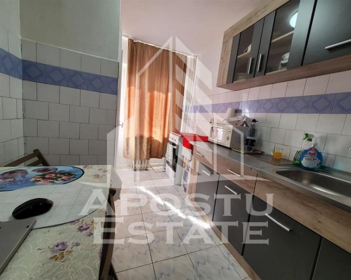 Apartament cu 3 camere, etaj intermediar, Gheorghe Lazar